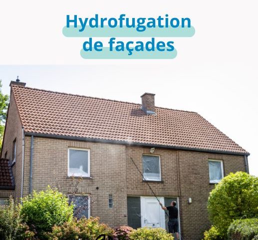 Technicien en train d'appliquer un produit hydrofuge sur une façade
